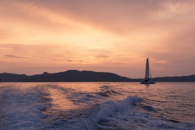 Yat - Katamaran Okyanusu. Gün batımında yelken