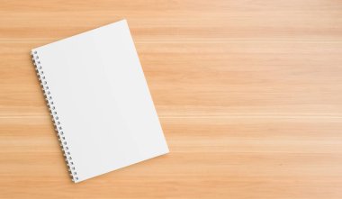 A4 formatSpiral bağlama dizüstü bilgisayar ahşap masa üzerinde alay. Reali