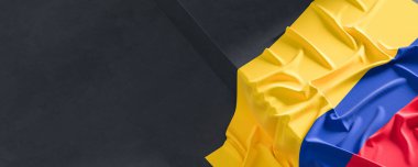 Kolombiya bayrağı. Kumaş desenli Kolombiya bayrağı koyu arka planda izole edilmiş. 3B illüstrasyon