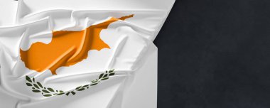 Kıbrıs bayrağı. Kumaş desenli Kıbrıs bayrağı koyu arka planda izole edildi. 3B illüstrasyon