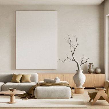 Parlak bir oturma odasında büyük bir poster çerçevesi, nötr kanepe, yumuşak tekstil ve seramik vazolara sahip minimalist modern iç mekan.