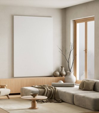 Parlak bir oturma odasında büyük bir poster çerçevesi, nötr kanepe, yumuşak tekstil ve seramik vazolara sahip minimalist modern iç mekan.