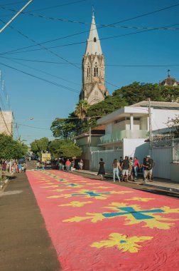 Kutsal Hafta'da sokakta renkli kum halısı