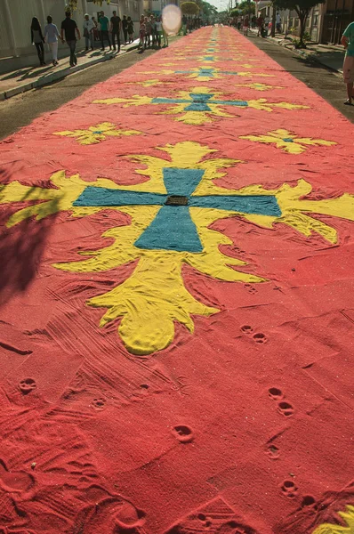 Tapis de sable coloré dans une rue à la Semaine Sainte — Photo