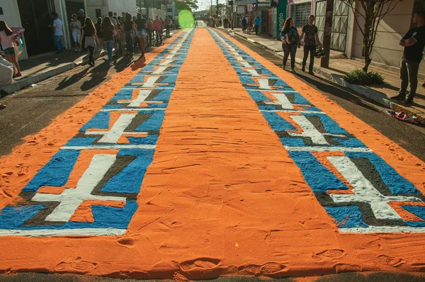 Alfombra de arena colorida en una calle en la Semana Santa — Foto de Stock