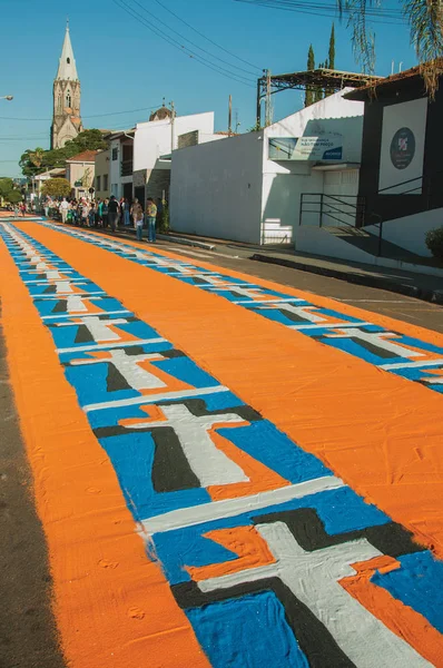 Alfombra de arena colorida en una calle en la Semana Santa — Foto de Stock