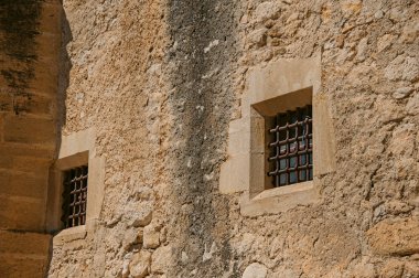 Lourmarin Kalesi duvarları ve pencereleri