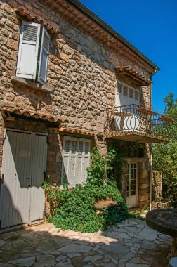 Sillans-la-Cascade köyünde sokakta ev cephesi