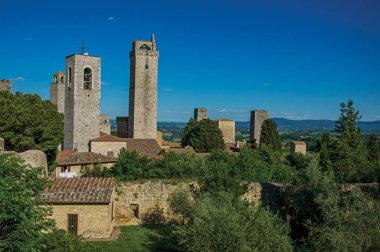 San Gimignano'da çatıların ve kulelerin manzarası