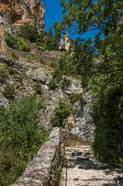 A Notre-Dame de Beauvoir templom sziklák és sziklás út közepette — Stock Fotó