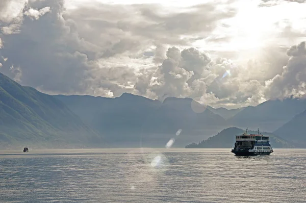 Lago di Como in una giornata nuvolosa con barca a Bellagio — Foto Stock