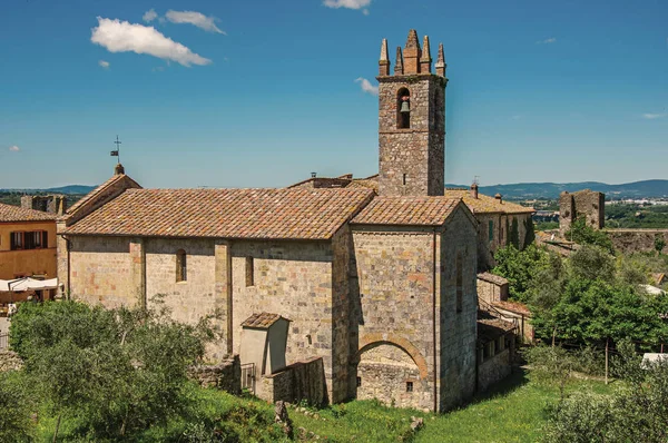 Iglesia y campanario con árboles en Monteriggioni —  Fotos de Stock