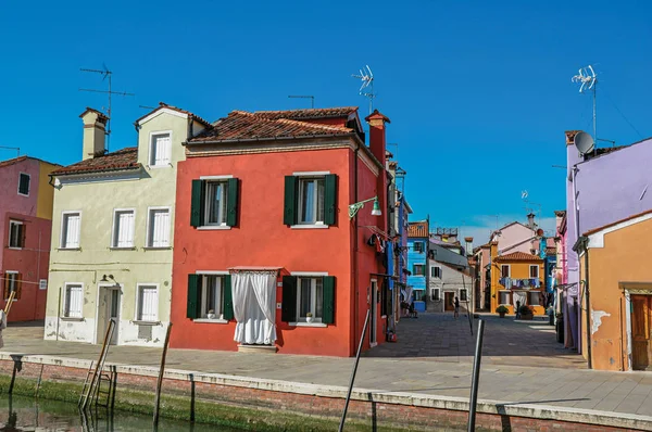 Coloridos edificios con ropa colgando en el canal de Burano — Foto de Stock