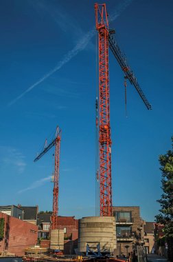 Gün batımında vinçli inşaat alanı