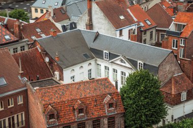 Ghent'teki Gravensteen Kalesi'nin tepesinden görülen eski binalar