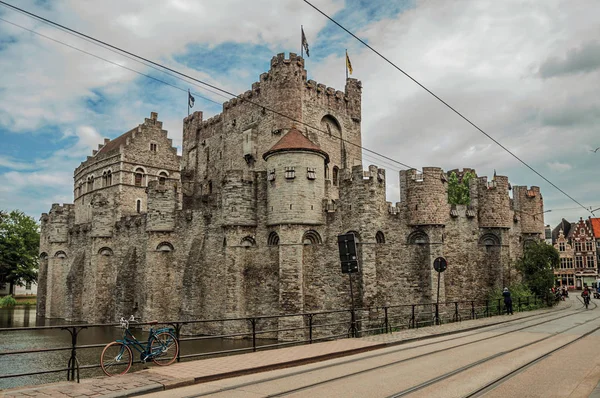 Puente y bicicleta frente al Castillo de Gravensteen en Gante — Foto de Stock