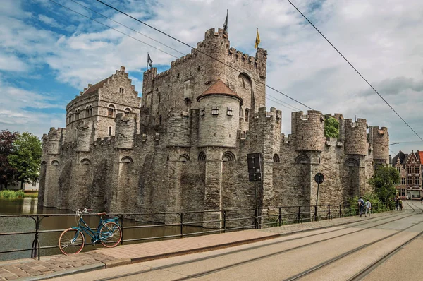 Můstek a kolo před Gravensteenem Castle v Gentu — Stock fotografie