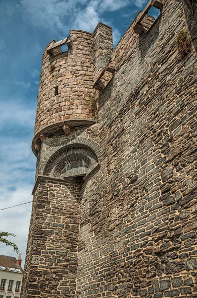 Muralla de piedra y torre de vigilancia del Castillo de Gravensteen en Gante — Foto de Stock