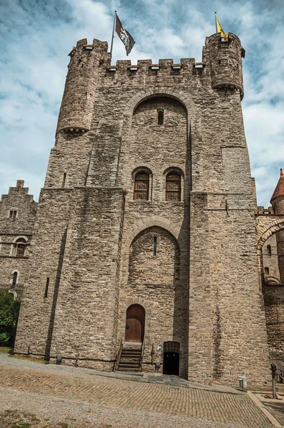 Torre de vigilancia de piedra y puerta en el Castillo de Gravensteen en Gante — Foto de Stock