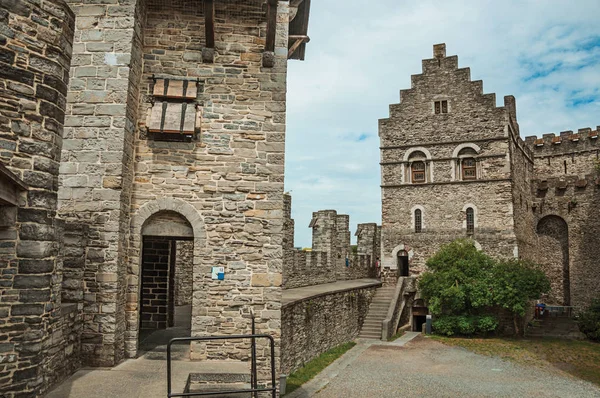 Torre de vigia de pedra e porta no Castelo de Gravensteen em Ghent — Fotografia de Stock