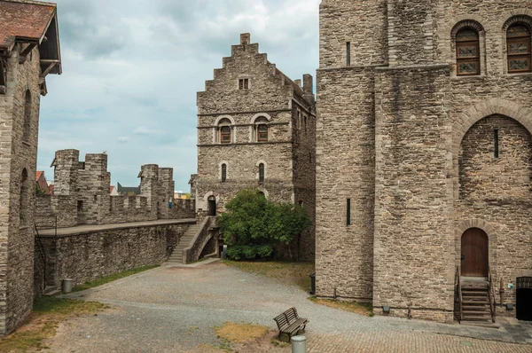 Torre de vigilancia de piedra y muros en el Castillo de Gravensteen en Gante — Foto de Stock