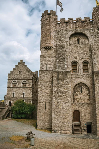 Torre de vigilancia de piedra y muros en el Castillo de Gravensteen en Gante — Foto de Stock