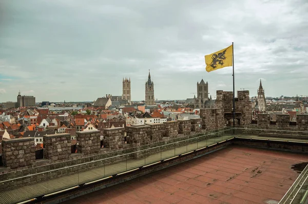 Techo del castillo de Gravensteen con vistas a los edificios de Gante —  Fotos de Stock