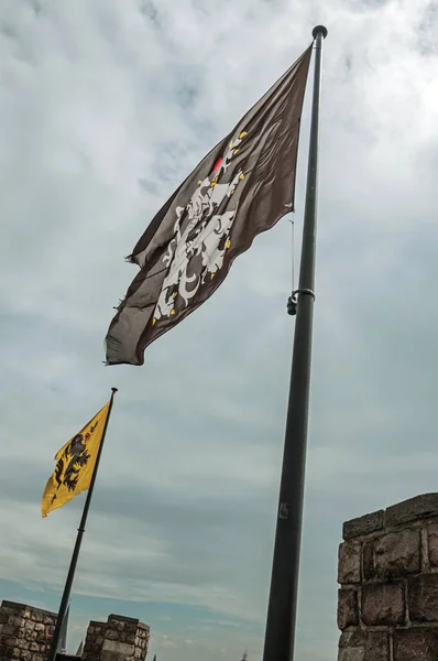 Vlajky a oblačné nebe na hradní věži Gravensteen v Ghentu — Stock fotografie