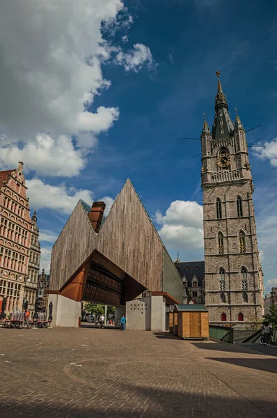 Edificio moderno y antigua torre del reloj en Gante — Foto de Stock