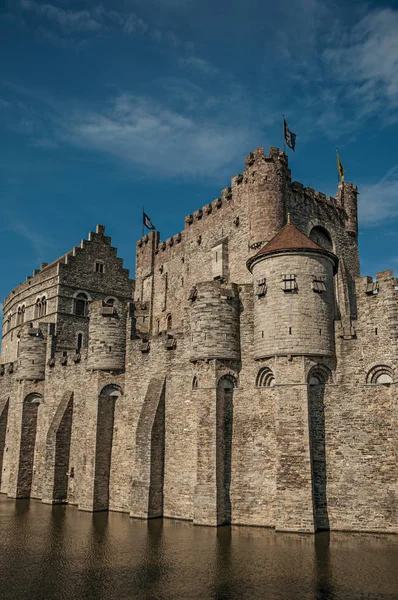 Muralla de piedra y torre de vigilancia del Castillo de Gravensteen en Gante — Foto de Stock