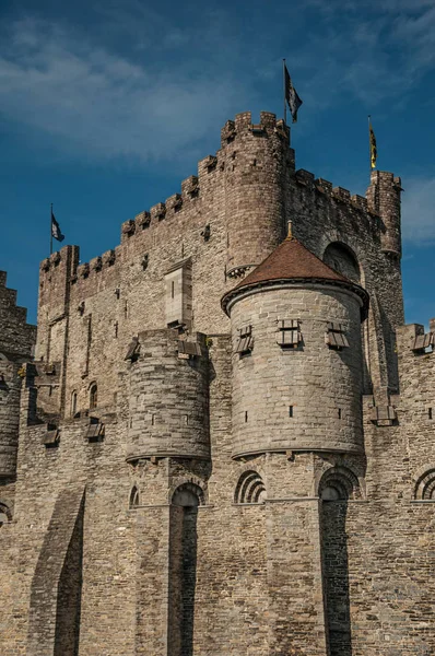 Muralla de piedra y torre de vigilancia del Castillo de Gravensteen en Gante — Foto de Stock