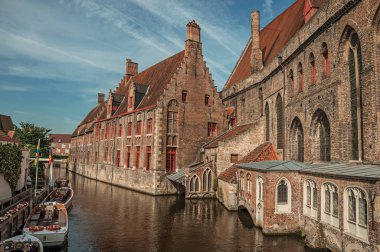 Bruges tekneler ile kanal kıyısında eski binalar