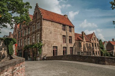 Bruges kanalı üzerinde köprü ve tuğla binalar