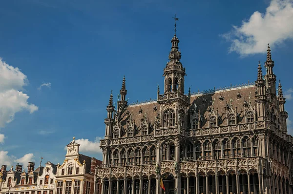 Facciata riccamente decorata in stile gotico del Museo della città di Bruxelles — Foto Stock