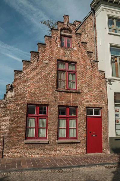 Ziegelfassade eines Hauses in der Straße von Brügge — Stockfoto