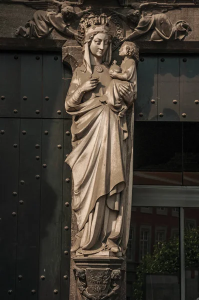 Estátua decorativa religiosa de Santa Senhora e criança em Bruges — Fotografia de Stock