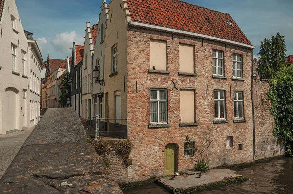 A Bruges-i csatornán a híd és a tégla épületek — Stock Fotó