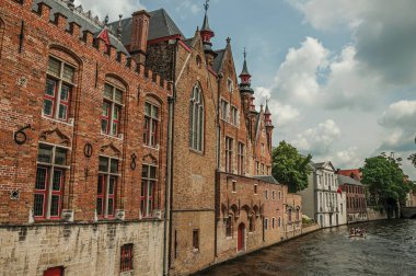 Bruges kanalı üzerinde eski tuğla binalar