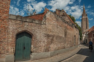 Bruges'te uzun tuğla duvar ve evler