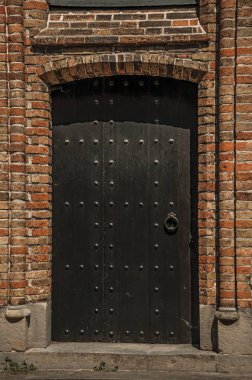 Bruges sokağında gotik kilise üzerinde eski ahşap ağ geçidi