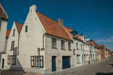 Bruges bir sokakta eski evlerin Tuğla cephe