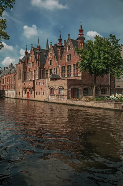 Edificios de ladrillo en el canal en un día soleado en Brujas — Foto de Stock