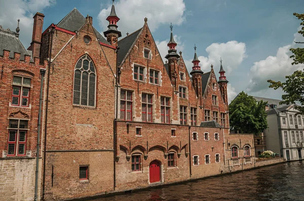 Régi téglaházak Bruges csatornában — Stock Fotó