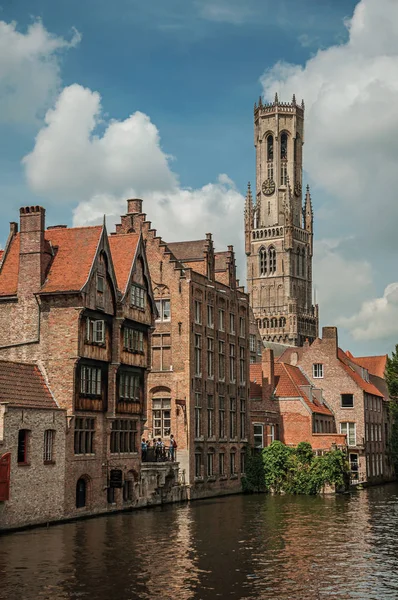 Antiguos edificios de ladrillo y campanario en el canal de Brujas — Foto de Stock