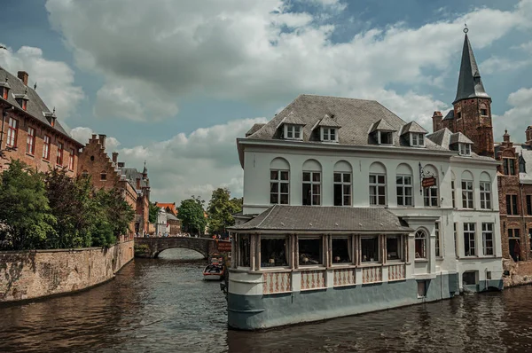 Antiguos edificios de ladrillo y puente sobre el canal de Brujas —  Fotos de Stock