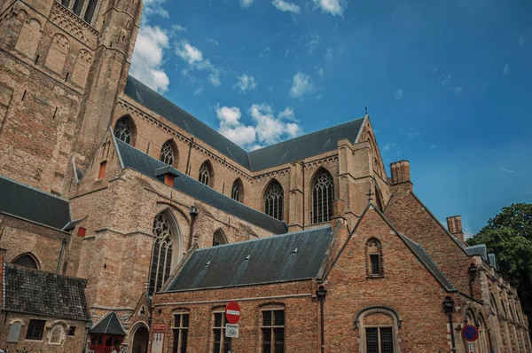 Крупный план кирпичных стен и крыш церкви Брюгге — стоковое фото