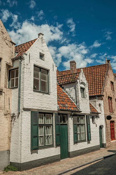 Houses in typical Flanders style on street of Bruges — Stock Photo, Image