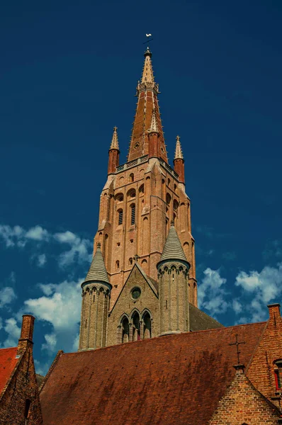 Iglesia de ladrillo campanario con techos en Brujas —  Fotos de Stock