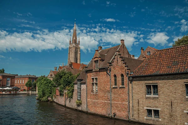 Steeple y edificios antiguos en el canal de Brujas — Foto de Stock