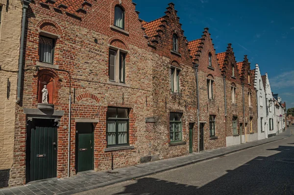Bakstenen gevel van oude huizen in een Brugse straat — Stockfoto